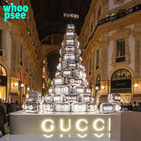 Gucci accende il suo albero di Natale in Galleria Vittorio .